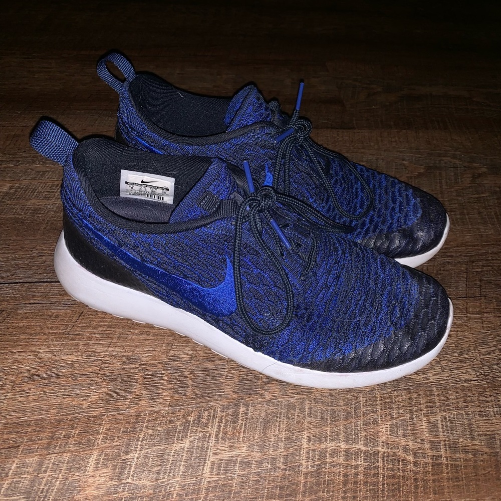 Women’s Nike flyknit roshe